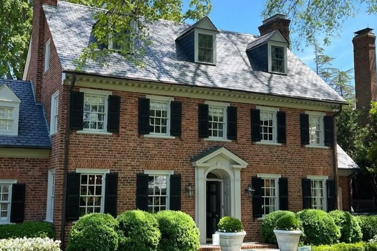 КОЛОНИАЛЬНЫЙ СТИЛЬ В АРХИТЕКТУРЕ. ОКНА И ДВЕРИ.