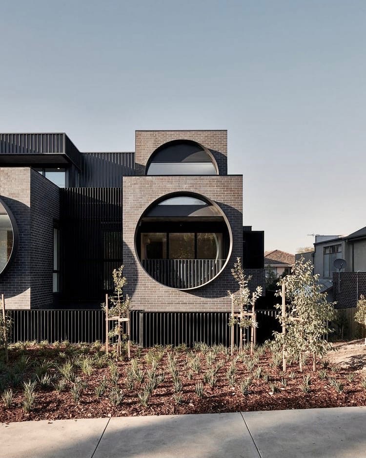 полукруглые окна и балконы